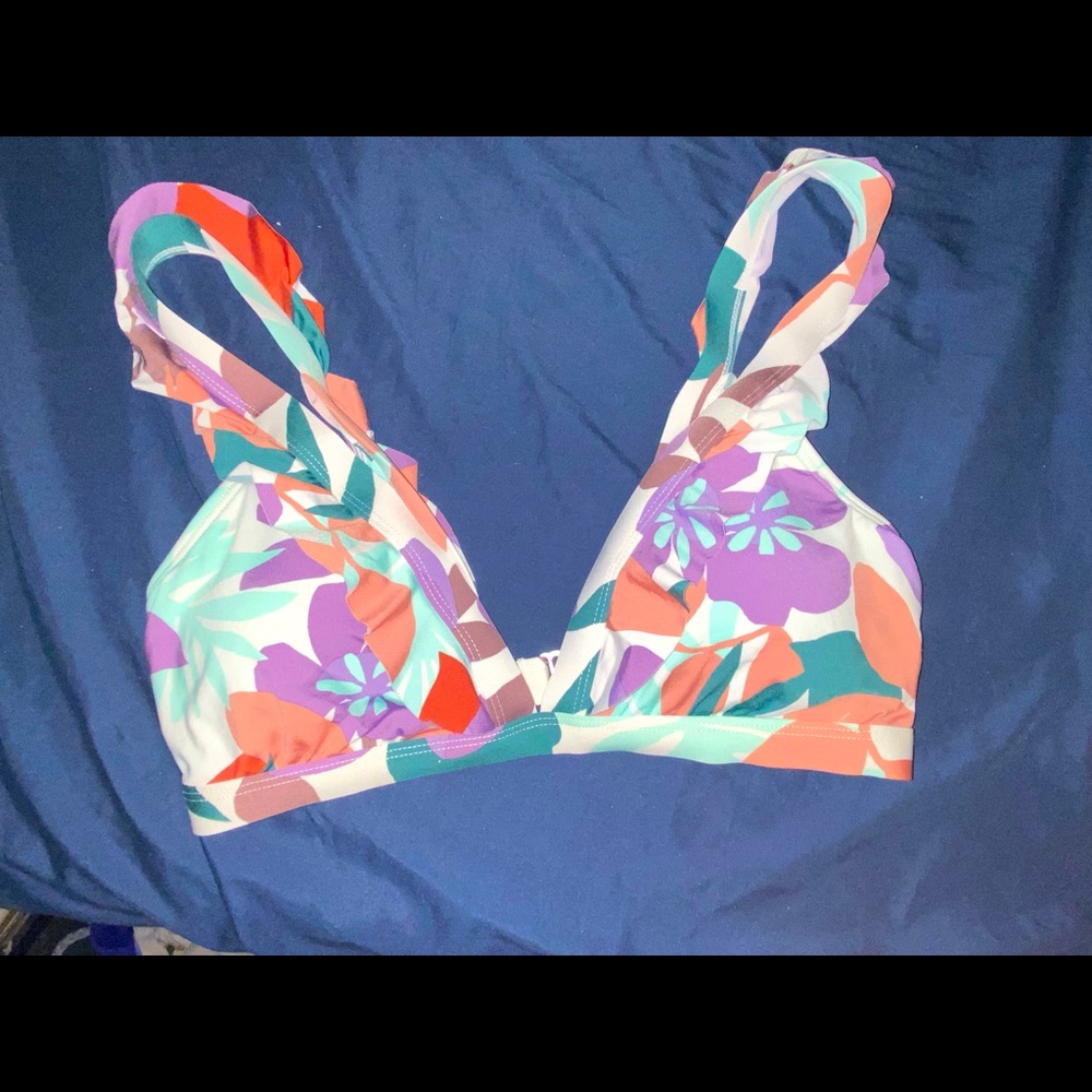 Bikini top in floral flower print with ruffles, fits very well just not my style